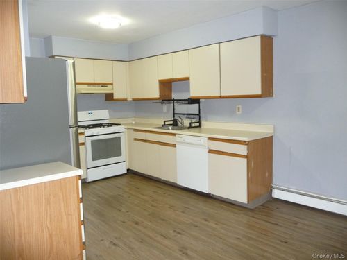 39 Cedar Ct, Middletown, NY, 10940-6942 | Card Image