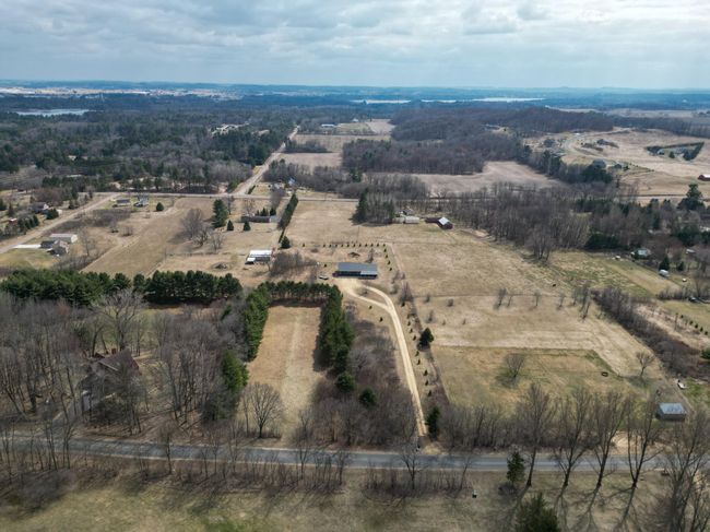 Home sits off the road! Nice flat driveway! | Image 34