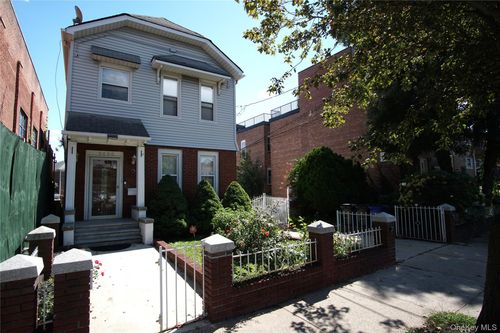 2430 Esplanade Ave, Bronx, NY, 10469-5424 | Card Image