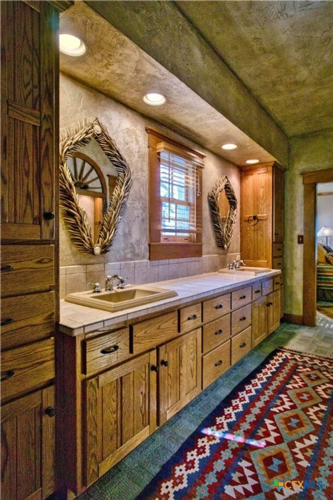 521 Bluff Creek Rd, Home with 3 bedrooms, 4 bathrooms and null parking in Center Point TX | Image 24