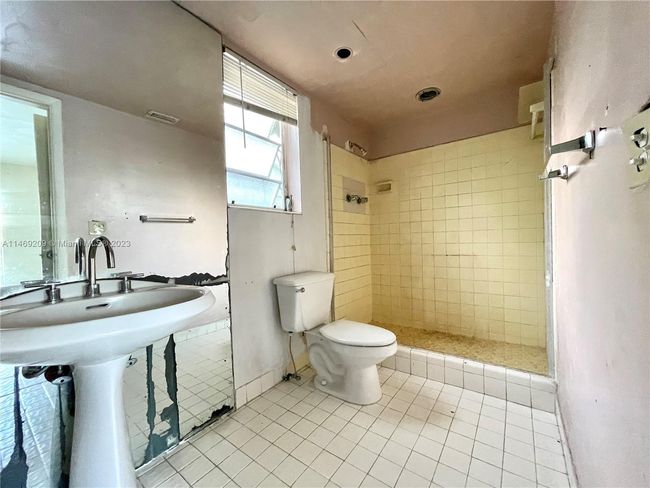 230 Ne 175 Th Ter, House other with 3 bedrooms, 2 bathrooms and null parking in North Miami Beach FL | Image 16