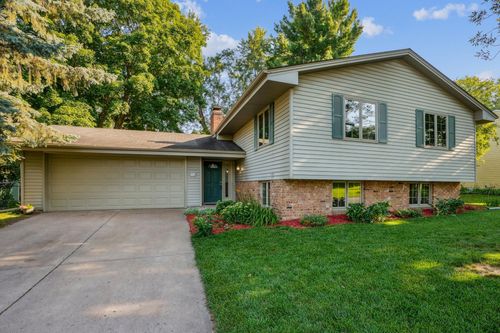 537 Woodhill Dr, Roseville, MN, 55113-2382 | Card Image