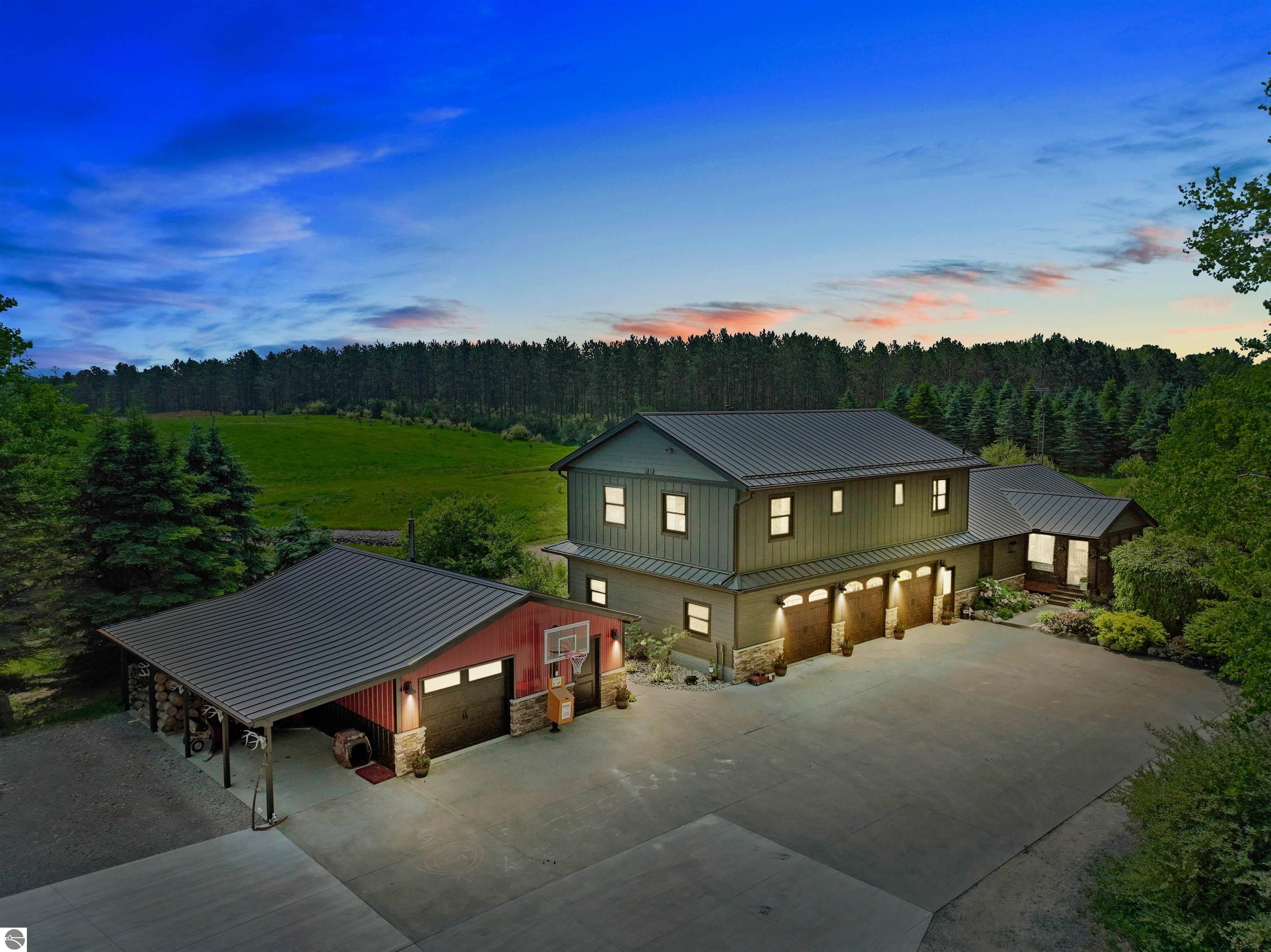 Eberhart Ave, Clare, MI 48617