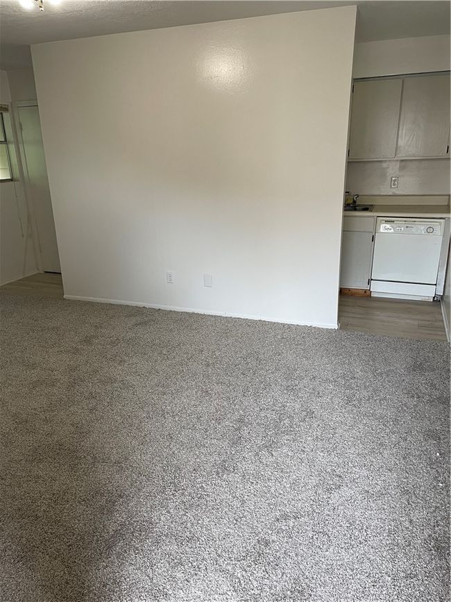 Empty room with a sink | Image 5