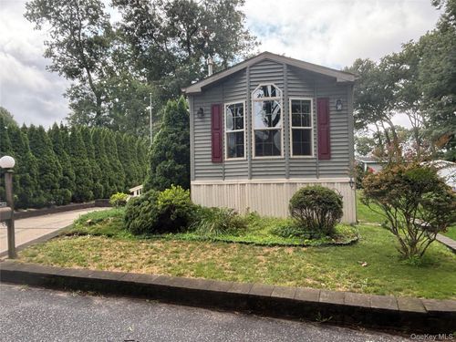 84-1661 Old Country Rd, Riverhead, NY, 11901-4403 | Card Image