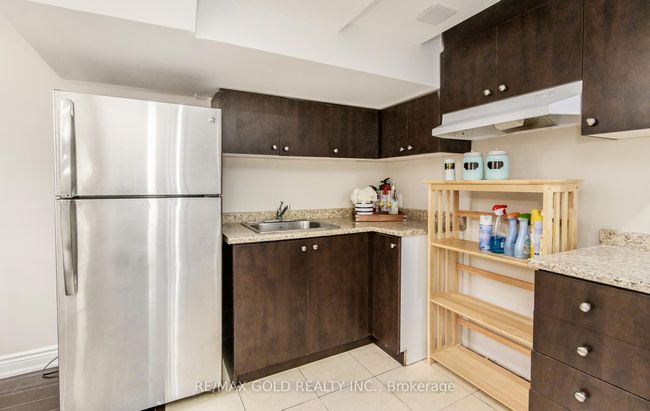 111 Fairhill Ave, House other with 6 bedrooms, 4 bathrooms and 2 parking in Brampton ON | Image 11