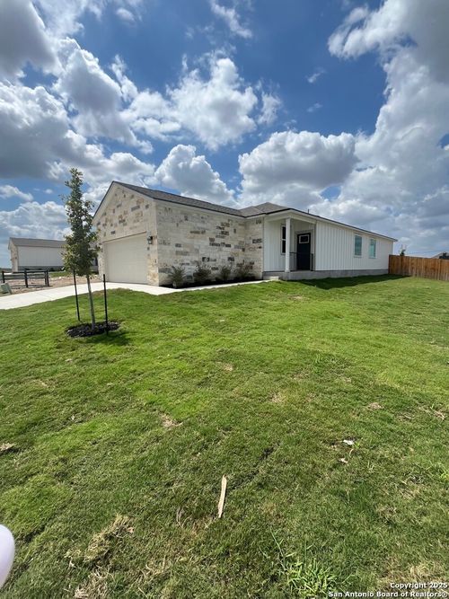 738 Whitman St, New Braunfels, TX, 78130-0611 | Card Image