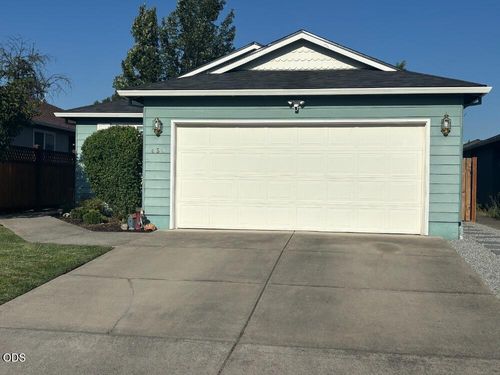 450 St Clair Way, Eagle Point, OR, 97524-9492 | Card Image
