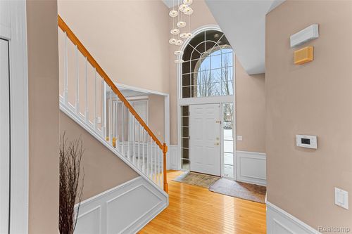 7567 Windgate Cir, West Bloomfield, MI, 48323-3911 | Card Image