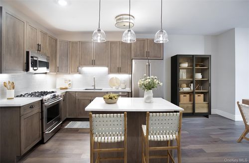 apt-412-990 Corporate Dr, Westbury, NY, 11590-6717 | Card Image