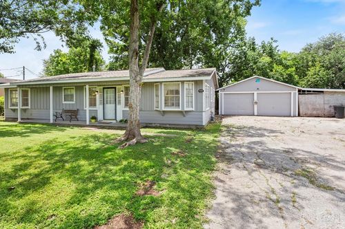 4444 18th St, Bacliff, TX, 77518-2721 | Card Image