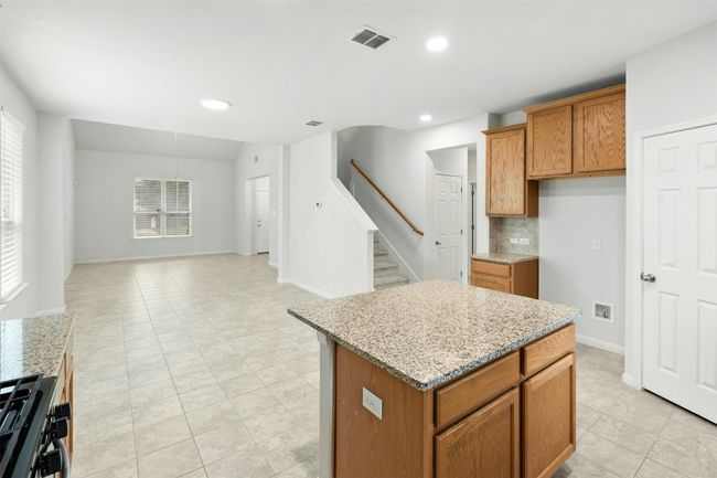This dining aea is right in the heart of the action, sitting comfortably between the living room and kitchen. | Image 6