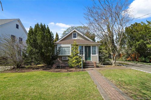 117 West Ave, Hicksville, NY, 11801-4615 | Card Image