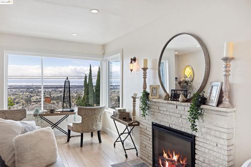 7756 Sunkist Dr, Oakland, CA, 94605-3047 | Card Image