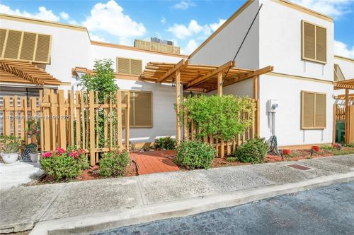 13167-13167 Sw 11th Lane Cir, Miami, FL, 33184-2056 | Card Image