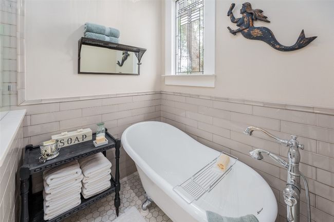 Luxurious claw Soaking Tub | Image 11
