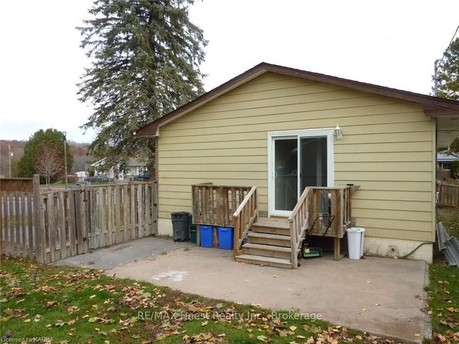 694 Aylmer Cres, House other with 3 bedrooms, 2 bathrooms and 2 parking in Kingston ON | Image 10