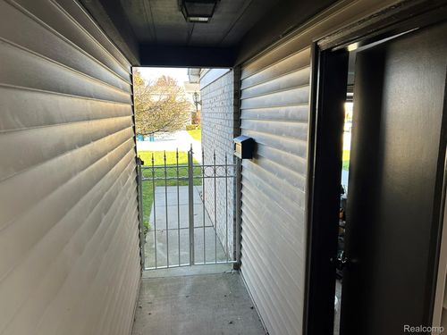 18-438 Lockmoor Ct, Grand Blanc, MI, 48439-1550 | Card Image