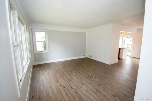 23100 Floral St, Farmington, MI, 48336-3325 | Card Image