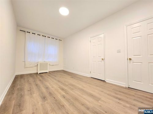 218 Broad Ave, Leonia, NJ, 07605-1836 | Card Image