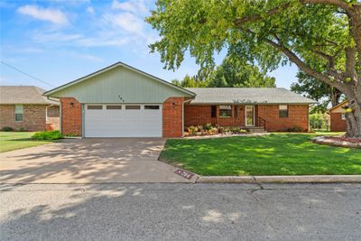 704 Park Boulevard, House other with 3 bedrooms, 2 bathrooms and null parking in Watonga OK | Image 2