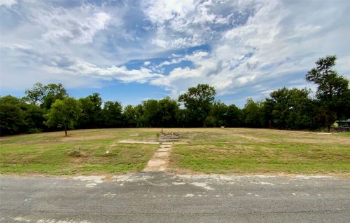 1018 W Angeline St, Groesbeck, TX, 76642-1200 | Card Image