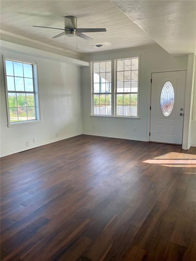 Bright Living Area | Image 5