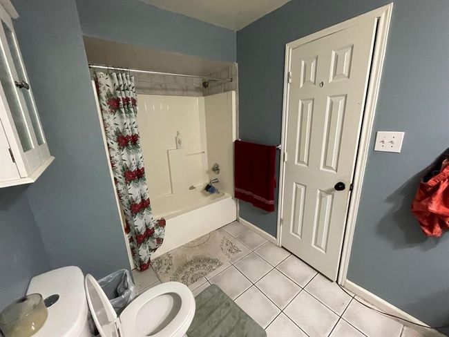 Hall bath shower/tub combination | Image 11