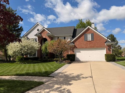 18175 Queensbury Dr, Livonia, MI, 48152-3945 | Card Image