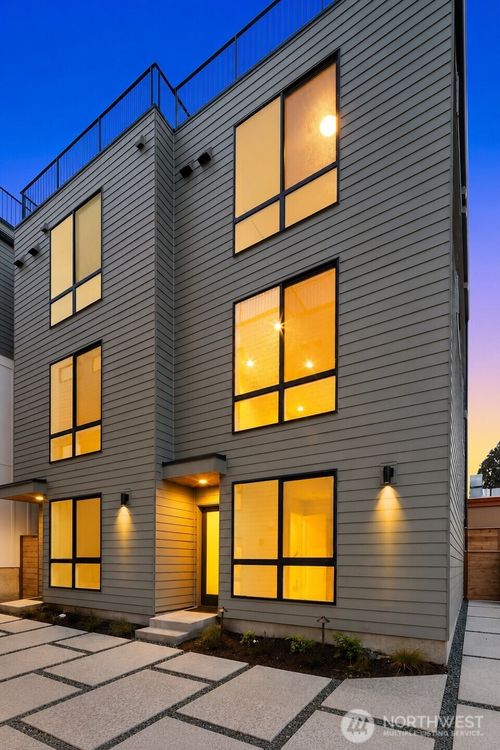 a-4418 1st Ave Ne, Seattle, WA, 98105 | Card Image