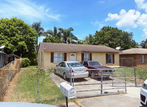 307 Seminole Ct, Pahokee, FL, 33476-2347 | Card Image