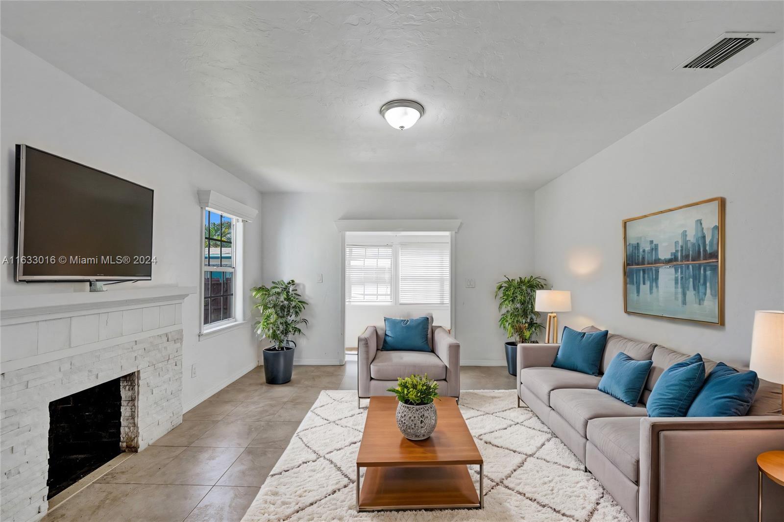 Dewey St, Hollywood, FL 33020
