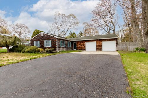 3 Chimney Ct, Brookhaven, NY, 11719-9549 | Card Image