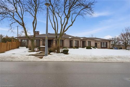 132 Oak St, Simcoe, ON, N3Y4S3 | Card Image