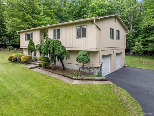 60 Smith Hill Rd, Airmont, NY, 10952-4223 | Card Image