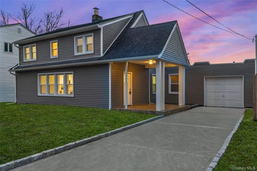 3322 Parkway Dr, Baldwin, NY, 11510-5128 | Card Image