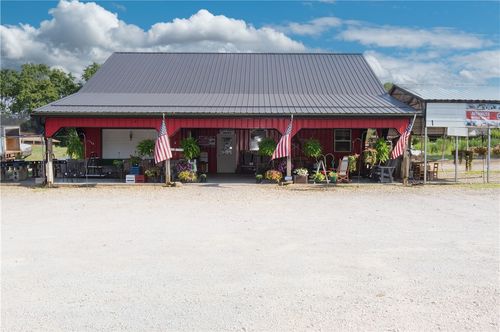 911 New Castle Rd, Slippery Rock, PA, 16057-4111 | Card Image