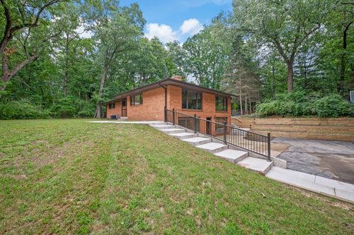 9555 Dunewood Dr, Bridgman, MI, 49106-9318 | Card Image