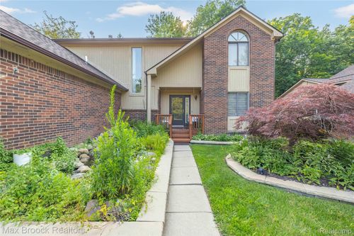 6360 Brookview Ln, West Bloomfield, MI, 48322-1052 | Card Image