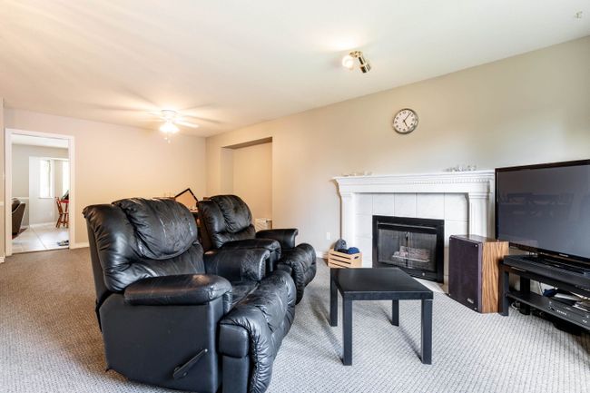 23385 124 Avenue, House other with 3 bedrooms, 2 bathrooms and 4 parking in Maple Ridge BC | Image 12