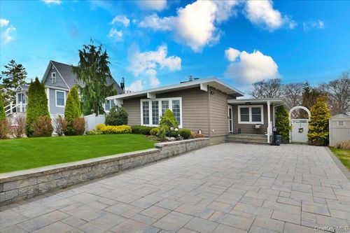 17 Central Ave, Amityville, NY, 11701-3538 | Card Image