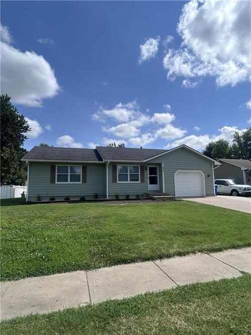 227 E Colleen Dr, Gardner, KS, 66030-1279 | Card Image