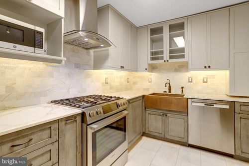 827-1300 Army Navy Dr, ARLINGTON, VA, 22202-2010 | Card Image