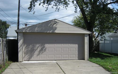 22034 Lambrecht Ave, Eastpointe, MI, 48021-2534 | Card Image