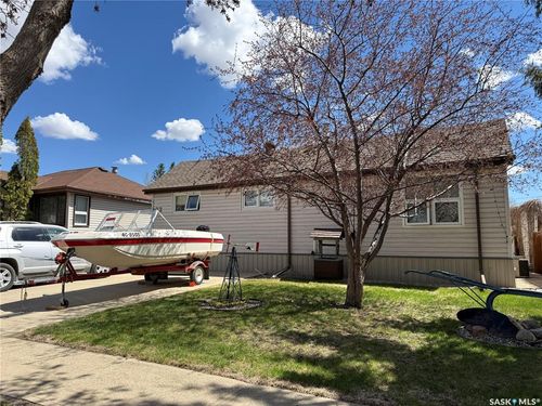 72 11th St, Weyburn, SK, S4H1J3 | Card Image