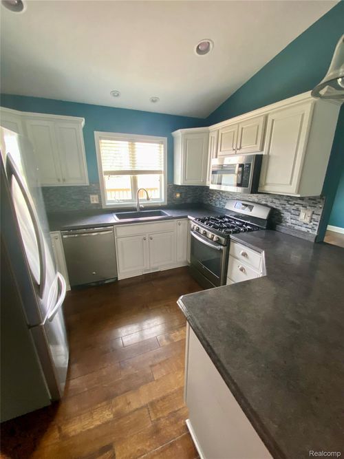 7758 Drakeshire Blvd, Almont, MI, 48003-8798 | Card Image