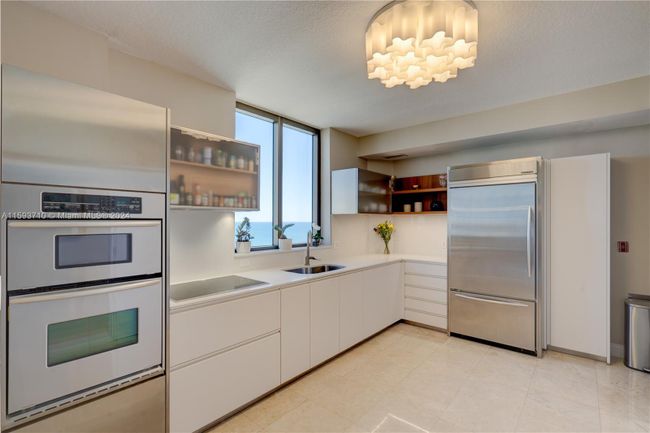 2602 - 16275 Collins Ave, Condo with 2 bedrooms, 2 bathrooms and null parking in Sunny Isles Beach FL | Image 2