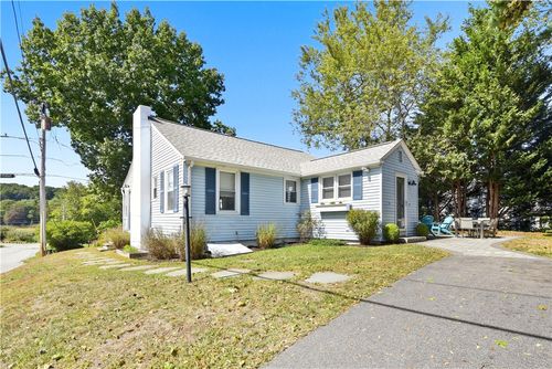 18 Lakeview Dr, Narragansett, RI, 02882-1223 | Card Image