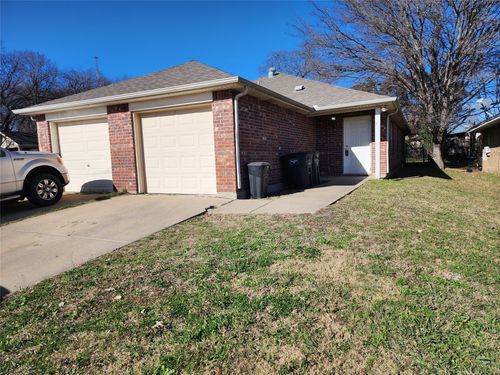939 Baker St, Fort Worth, TX, 76104-7209 | Card Image