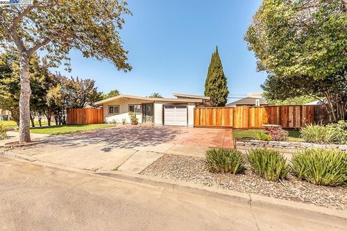 697 Lakewood Dr, Sunnyvale, CA, 94089-2504 | Card Image